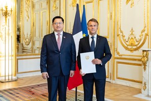 ທູດລາວ ຍື່ນສານຕາຕັ້ງຕໍ່ ປະທານາທິບໍດີ ຝຣັ່ງ