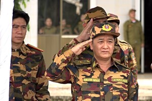 ຮອງລັດຖະມົນຕີ ປກສ ລົງຕິດຕາມການຝຶກຊ້ອມສວນສະໜາມສະຫຼອງວັນຊາດ ຄົບຮອບ 50 ປີ