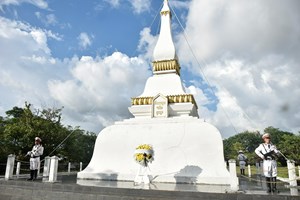 ຜູ້ແທນສົມບູນ ກອງປະຊຸມໃຫຍ່ແນວລາວສ້າງຊາດແຂວງ ຄັ້ງທີ VIII ວາງກະຕ່າດອກໄມ້ ແລະ ພວງມາລາ ໃນ 3 ຈຸດສໍາຄັນ