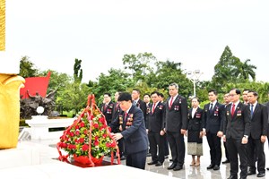 ຄະນະພັກ ຫສນຍ ວາງພວງມາລາ ແລະ ກະຕ່າດອກໄມ້