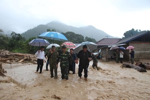 ທ່ານ ເຈົ້າແຂວງໄຊສົມບູນ ລົງຕິດຕາມສະພາບນໍ້າຖ້ວມຊຸ ຈາກພະຍຸບົວລອຍ ຢູ່ບ້ານກໍໄຮ