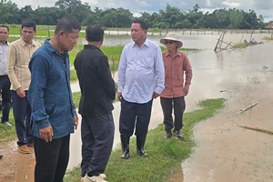 ທ່ານ ບຸນໂຈມ ອຸບົນປະເສີດ ລົງຕິດຕາມສະພາບນໍ້າຖ້ວມຢູ່ເມືອງຊົນນະບູລີ ແລະເມືອງຈຳພອນ