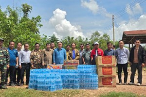 ທ່ານເຈົ້າແຂວງສະຫວັນນະເຂດ ລົງຕິດຕາມ ແລະມອບການຊ່ວຍເຫຼືອປະຊາຊົນຜູ້ປະສົບໄພນໍ້າຖ້ວມ ຢູ່ນະຄອນໄກສອນ ພົມວິຫານ.