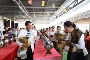 ພຸດທະສາສະນິກະຊົນຊາວແຂວງຄໍາມ່ວນຮ່ວມໃສ່ບາດໃນງານບຸນອອກພັນສາ ປະຈໍາປີ 2025