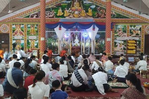 ຊາວພຸດຮ່ວມກັນໃສ່ບາດໃນມື້ບຸນອອກພັນສາປະວໍລະນາຢ່າງຄຶກຄື້ນ