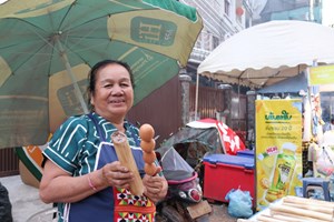 ເຂົ້າຫຼາມ ປີ້ງໄກ່ ອາຫານລາວເອກະລັກໃນງານບຸນອອກພັນສາປະວໍລະນາ