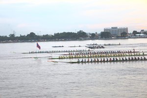 ເຮືອພົງສະຫວັນນາງຄໍາໄຫຼ ຍາດໄດ້ໄຊຊະນະໃນການແຂ່ງຂັນຊ່ວງເຮືອທີ່ເມືອງທ່າແຂກ