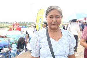 ມວນຊົນຈຳນວນຫຼາຍຫຼັ່ງໄຫຼເຂົ້າມາທ່ຽວບຸນຊ່ວງເຮືອປະເພນີທີ່ທ່າວັດຈັນຢ່າງຄຶກຄື້ນ