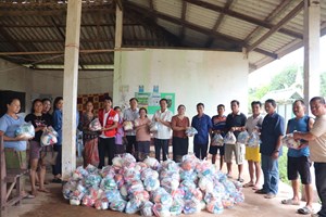 ເມືອງປາກກະດິງ ສືບຕໍ່ລົງມອບເຄື່ອງຊ່ວຍເຫຼືອໃຫ້ຄອບຄົວ 4 ບ້ານລຸ່ມເຂື່ອນໄຟຟ້ານ້ຳເທີນ 1