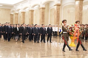 ສະຫາຍ ເລຂາທິການໃຫຍ່ ພັກ ປປ ລາວ ສືບຕໍ່ຢ້ຽມຢາມລັດຖະກິດ ຢູ່ ສປປ ເກົາຫຼີ