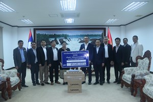 ຫ້ອງການ ຄຄອຊ ມອບອຸປະກອນຄອມພິວເຕີ ໃຫ້ ຄະນະໂຄສະນາອົບຮົມສູນກາງພັກ