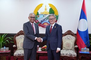 ລັດຖະບານ ລາວ ປະດັບຫຼຽນກາມິດຕະພາບໃຫ້ແກ່ ເອກອັກຄະລັດຖະທູດ ສິງກະໂປ ປະຈໍາ ສປປ ລາວ