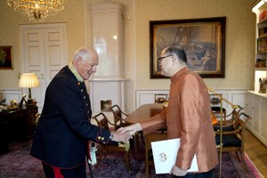 ເອກອັກຄະລັດຖະທູດ ແຫ່ງ ສປປ ລາວ ຍື່ນສານຕາຕັ້ງຕໍ່ ສົມເດັດພະຣາຊາ ແຫ່ງ ຣາຊະອານາຈັກ ນອກແວ