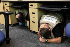 ຊາວແຄລິຟໍເນຍ ຫຼາຍກວ່າ 10 ລ້ານຄົນ ຝຶກຊ້ອມຮັບມືກັບແຜ່ນດິນໄຫວ