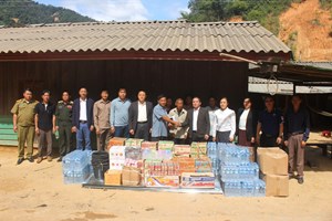 ຮອງເລຂາພັກແຂວງມອບເຄື່ອງໃຫ້ບ້ານພູກາເຟ