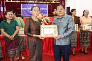 ມອບໃບຢັ້ງຢືນບ້ານພົ້ນທຸກ 38 ບ້ານ ແລະ ບ້ານພັດທະນາ 18 ບ້ານ ຂອງເມືອງໄຊຍະບູລີ