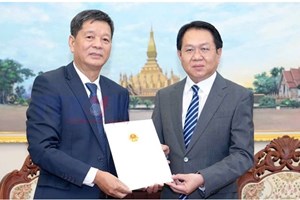 ກົງສູນໃຫຍ່ ແຫ່ງ ສສ ຫວຽດນາມ ປະຈໍານະຄອນ-ຫຼວງພະບາງຄົນໃໝ່ຍື່ນໜັງສືແຕ່ງຕັ້ງ