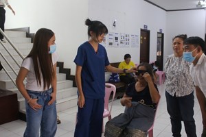 ປະຊາຊົນແຂວງຫຼວງພະບາງໄດ້ຮັບການຜ່າຕັດແກ່ນຕາຂຸ້ນໂດຍບໍເສຍຄ່າ