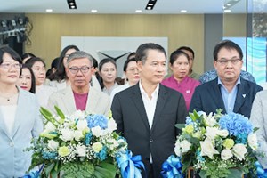 ພິທີແນະນຳລົດໄຟຟ້າຫຼູ ສູ່ໂລກແຫ່ງພະລັງງານສະອາດ