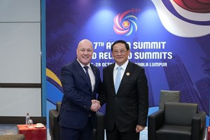 ນາຍົກລາວ ພົບປະກັບ ນາຍົກນິວຊີແລນ ໃນໂອກາດເຂົ້າຮ່ວມກອງປະຊຸມສຸດຍອດອາຊຽນ ຄັ້ງທີ 47