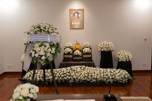 ຄະນະນໍາກະຊວງການຕ່າງປະເທດ ເຊັນປຶ້ມໄຫວ້ອາໄລ ຕໍ່ການມໍລະນະກໍາ ຂອງ ສົມເດັດພະນາງເຈົ້າສິຣິກິດ ພະບໍຣົມຣາຊິນີນາດ ພະບໍຣົມມະຣາດຊະຊົນນະນີພັນປີຫຼວງ