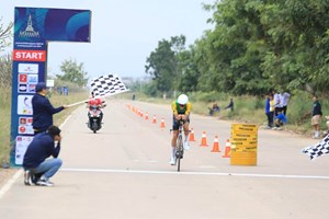 ເຈົ້າພາບ ນວກວາດ​ລຽບ 4 ຫຼຽນ​ຄຳການ​ແຂ່ງ​ຂັນ​ລົດ​ຖີບ​ມື້​ທຳ​ອິດ