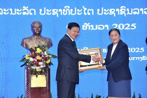 ພິທີປະດັບຫຼຽນກາລະນຶກ 50 ປີ ສປປ ລາວ ໃຫ້ແກ່ບັນດາການນຳແລະອະດີດການນຳ