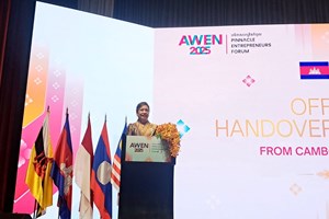 ມອບ-ຮັບປະທານເຄືອຂ່າຍຜູ້ປະກອບການແມ່ຍິງອາຊຽນ