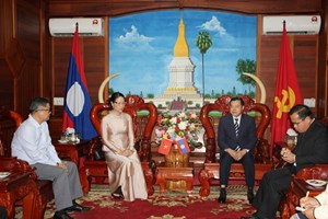 ກົງສູນໃຫຍ່ ສສ ຫວຽດນາມ ປະຈໍາແຂວງສະຫວັນນະເຂດ ເຂົ້າອວຍພອນການນໍາແຂວງຄໍາມ່ວນໃນໂອກາດວັນຊາດທີ 2 ທັນວາ