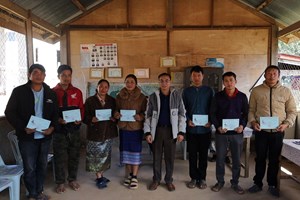 ການນໍາ ເມືອງເງິນ ລົງມອບເຄື່ອງຊ່ວຍເຫຼືອໃຫ້ບັນດາໂຮງຮຽນ ແຫ່ງຕ່າງໆ