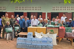 ເຈົ້າແຂວງສະຫວັນນະເຂດ ອວຍພອນ ແລະ ມອບເຄື່ອງໃຫ້ກອງຮ້ອຍສູນເສຍອົງຄະ-ນັກຮົບແຂ່ງຂັນ ໃນໂອກາດວັນສະຖາປານາ ສປປ ລາວ ຄົບຮອບ 50 ປີ