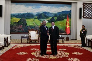 ສະຫາຍ ທອງລຸນ ສີສຸລິດ ຕ້ອນຮັບສົມເດັດປີໄຈ ເສນາ ເຕຍບັນ