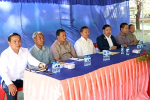 ຄະນະຜູ້ແທນສຳພັນຄົນລາວຢູ່ປະເທດຝຣັ່ງ ມອບເງິນສົມທົບທຶນສ້າງຫໍພັກຄູ-ນັກຮຽນ ບ້ານຂີ້ນາກ