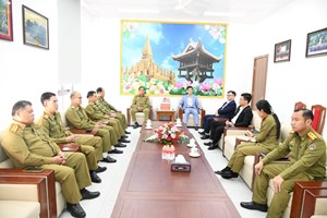 ຊ່ຽວຊານວິທະຍາຄານການເມືອງຫວຽດນາມ ມອບປຶ້ມແບບຮຽນໃຫ້ ວກປສ ລາວ