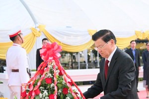 ວາງກະຕ່າດອກໄມ້ໃນໂອກາດວັນເກີດປະທານໄກສອນ ພົມວິຫານ ຄົບຮອບ 105 ປີ