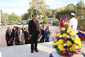 ການນໍາ ພັກ-ລັດ ແຂວງຄໍາມ່ວນ ວາງກະຕ່າດອກໄມ້ ເນື່ອງໃນວັນເກີດ ປະທານ ໄກສອນ ພົມວິຫານ ຄົບຮອບ 105 ປີ