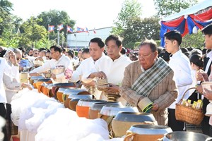 ການນໍາ ພັກ-ລັດ ແລະ ມວນຊົນແຂວງສະຫວັນນະເຂດຮ່ວມໃສ່ບາດວັນເກີດປະທານ ໄກສອນ ພົມວິຫານ