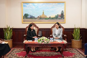 ສປປ ລາວ ມອບເງິນຊ່ວຍເຫຼືອເຫດໄພນໍ້າຖ້ວມຢູ່ພາກໃຕ້ຂອງຣາຊະອານາຈັກໄທ