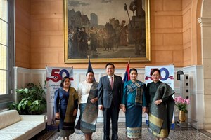 ເຄື່ອງນຸ່ງທີ່ເປັນເອກະລັກຂອງລາວ ເຂົ້າຮ່ວມງານເດີນແບບທີ່ປາຣີ