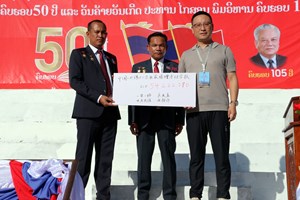 ນັກທຸລະກິດຈີນ ຈາກເມືອງເສີນເຈີ້ນ ມອບເງິນ 54 ລ້ານກີບ ແລະ ອຸປະກອນການຮຽນ ໃຫ້ເມືອງໂຂງ