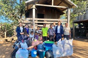 ມອບເຄື່ອງຊ່ວຍເຫລືອ ໃຫ້ຄອບຄົວຜູ້ທຸກຍາກບ້ານໃຫຍ່ນາວາ ເມືອງລະມາມ