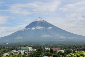 ພູເຂົາໄຟມາຍອນ ໃນຟີລິບປິນ ພົ່ນລາວາຮ້ອນຍາວປະມານ 100 ແມັດ