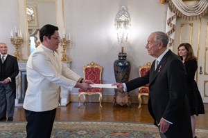 ທູດລາວ ຍື່ນສານຕາຕັ້ງຕໍ່ ປະທານາທິບໍດີ ປອກຕຸຍການ