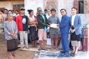 ເມືອງໄຊຍະບູລີ ມອບເຄື່ອງຊ່ວຍເຫຼືອໃຫ້ຄອບຄົວທີ່ຖືກຜົນກະທົບຈາກອັກຄີໄພ ຢູ່ບ້ານ ຄອນປຽດ