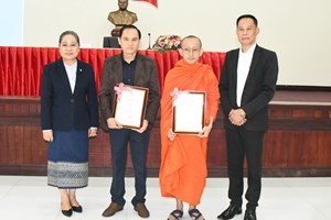 ເລື່ອງສັັ້ນ ເງົາຂອງເວລາ ແລະ ບົດກະວີ ຮັກຊາດ ຫອມແຜ່ນດິນ ໄດ້ລາງວັນທີ 1