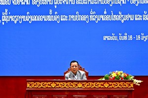 ສະຫາຍ ພົນເອກ ຈັນສະໝອນ ຈັນຍາລາດ ພົບປະໂອ້ລົມ ຕໍ່ການນຳ ແຂວງສາລະວັນ