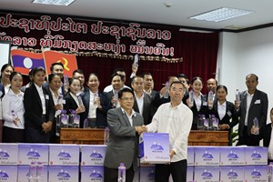 ບໍລິສັດ ຊິນເຫ ຢິນພິນ ມອບນໍ້າດື່ມຊຸກຍູ້ຊຸດຮຽນທິດສະດີຂັ້ນຕົ້ນຊຸດທີ III ຄອສພ