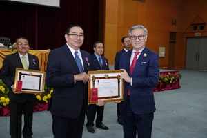 ກະຊວງການຕ່າງປະເທດປະດັບຫຼຽນໄຊແຮງງານ, ຫຼຽນກາ ແລະ ໃບຍ້ອງຍໍ ໃຫ້ແກ່ບຸກຄົນດີເດັ່ນ