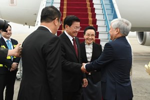 ເລຂາທິການໃຫຍ່ ປະທານປະເທດ ແຫ່ງ ສປປ ລາວ ພ້ອມດ້ວຍພັນລະຍາ ແລະ ຄະນະຜູ້ແທນຂັ້ນສູງ ເດີນທາງເຖິງນະຄອນຫຼວງຮ່າໂນ້ຍ ສສ ຫວຽດນາມ