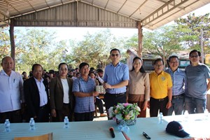 ໂຮງຮຽນສາມັນກິນນອນຊົນເຜົ່າແຂວງຄໍາມ່ວນ ໄດ້ຮັບເຄື່ອງນຸ່ງຫົ່ມ ແລະ ອຸປະກອນການຮຽນ